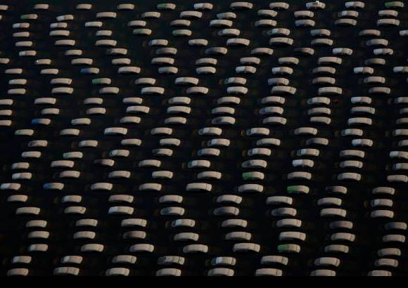 Reuters - Las fuertes inundaciones de Tailandia llegaron hasta la fábrica de Honda en la provincia de Ayutthaya, cientos de vehículos nuevos quedaron bajo el agua.