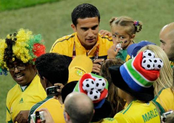 AP - Tim Cahill, jugador de Australia con su hija y algunos fan&#225;ticos antes del compromiso, fue el jugador expulsado de los socceros.