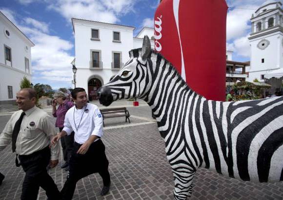 AP - Paseo Cayal&#225; es una ciudad virtual en la capital de Guatemala, de estilo colonial uniforme, ajena a la delincuencia y los congestionamientos de tr&#225;fico de la urbe.