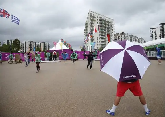 AP - Los artistas que estarán en la ceremonia inaugural entrenan y muestran sus habilidades antes de los ensayos oficiales.