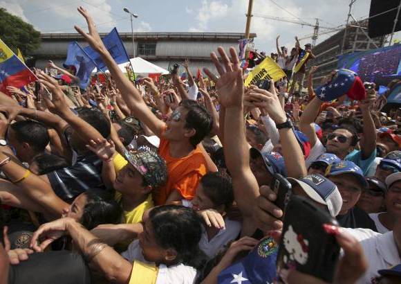 AP - La avenida Bolívar lució los colores amarillo, azul y rojo de la bandera venezolana.