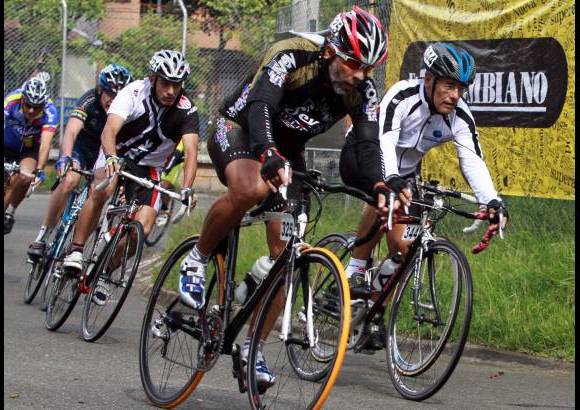 Manuel Saldarriaga - En el Aeroparque Juan Pablo II se disput&#243; la prueba del criterium de la ruta para mayores, donde 626 competidores se gozaron la fiesta del pedal gracias al Cl&#225;sico EL COLOMBIANO-Indeportes Antioquia.