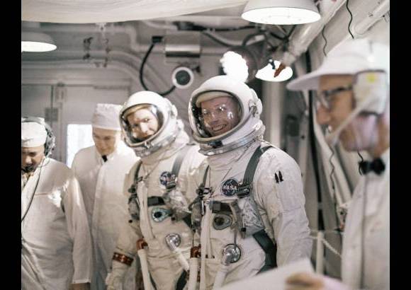 AP - Otro de los compa&#241;eros del vuelo de simulaci&#243;n de la misi&#243;n de 1966 fue David R. Scott.