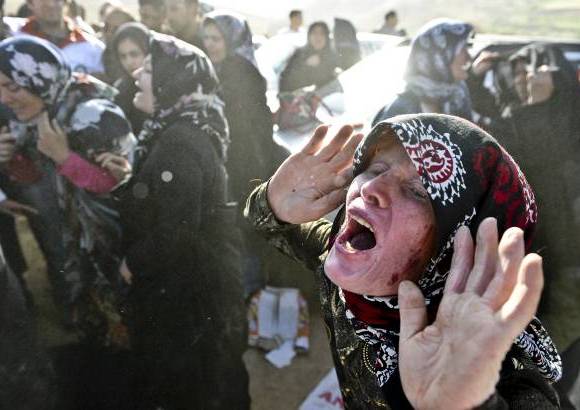 AP - Según el Centro Sismológico de Irán, el primero de los sismos de 6,2 grados Richter, se sintió con fuerza en la ciudad de Ahar, y el segundo, de 6,0 grados Richter sacudió la población de Varzagan, a unos 38,4 grados de latitud norte y 46,7 grados de longitud este.
