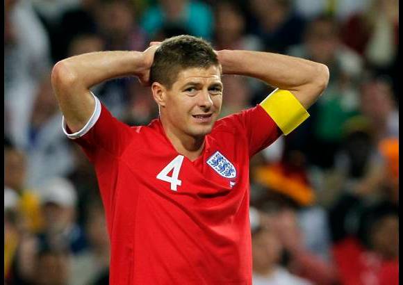 AP - El capit&#225;n Steven Gerrard se lamenta por la mala fortuna de su selecci&#243;n.