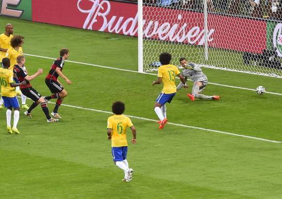 FOTO AFP - Thomas M&#252;ller abri&#243; la cuenta a los 11 minutos del primer tiempo.