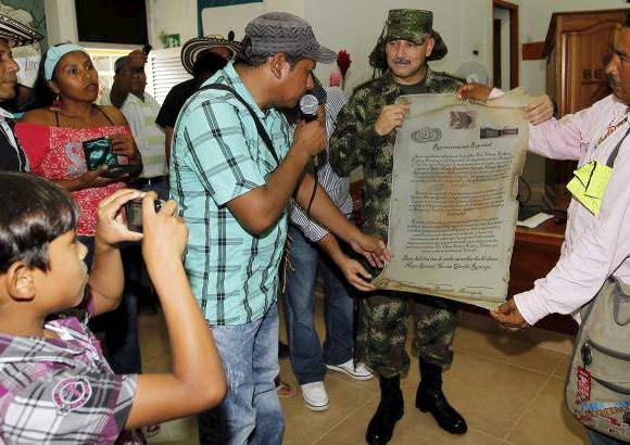 - General Hernán Giraldo recibe el diploma que lo certifica como un miembro indígena de las etnias tule, embera, sinú.
