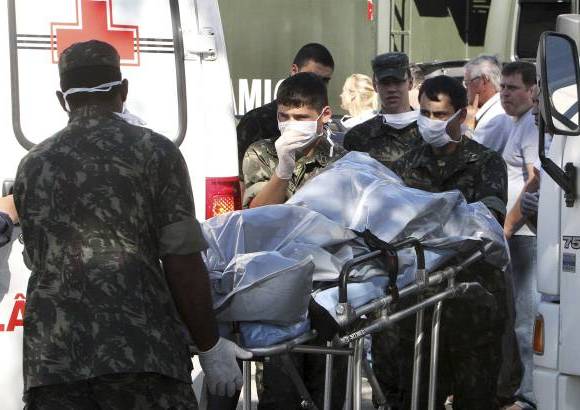 - Rousseff, acompa&#241;ada por sus ministros de Salud, Educaci&#243;n, Desarrollo, Industria y Comercio y Derechos Humanos, se reuni&#243; con algunos de los heridos en el hospital de la Caridade.