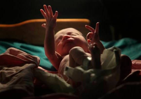 Reuters - Un bebé mueve sus brazos y levanta siete de sus dedos. Durante 2011 la población mundial de la Tierra alcanzó los 7 mil millones.