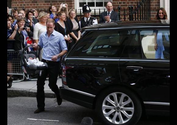 Reuters - El príncipe Guillermo de Gran Bretaña y su esposa Catherine, duquesa de Cambridge salen con su hijo recién nacido hacia su residencia.