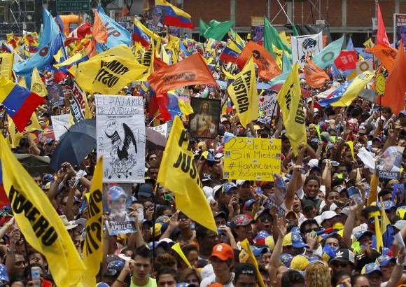 AP - La multitud llegó con banderas pidiendo justicia y letreros que se burlaban de Maduro.
