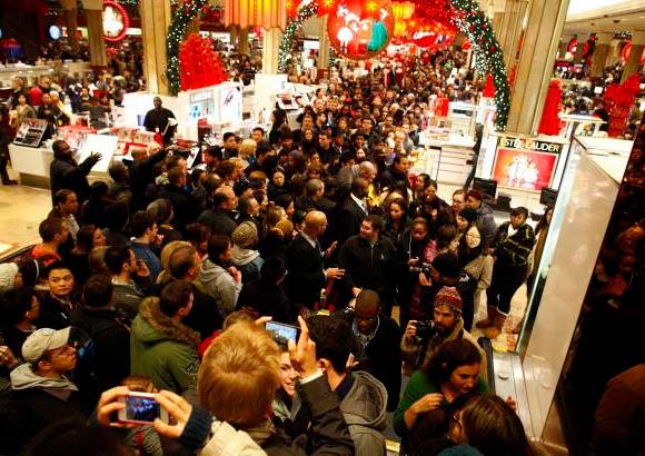 Reuters - Algunos &quot;indignados&quot; del movimiento Ocupa Wall Street, que protestan por lo que ellos llaman la codicia de las grandes corporaciones de Estados Unidos, intentaron, sin &#233;xito, disuadir a los clientes de Macy&#39;s de hacer compras.