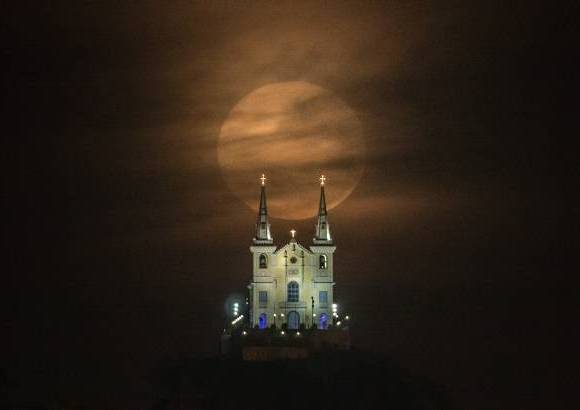 AFP - As&#237; se vio la superluna en R&#237;o de Janeiro, Brasil.