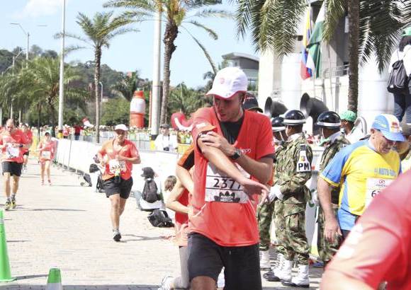 Esteban Jaramillo y Sebasti&#225;n Salazar - M&#225;s de 10 mil competidores se dieron cita en esta hist&#243;rica cita deportiva que se corr&#237;a en las modalidades de 5, 10, 21 y 42 kil&#243;metros.