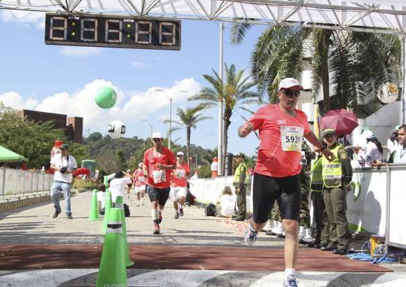 Esteban Jaramillo y Sebasti&#225;n Salazar - M&#225;s de 10 mil competidores se dieron cita en esta hist&#243;rica cita deportiva que se corr&#237;a en las modalidades de 5, 10, 21 y 42 kil&#243;metros.