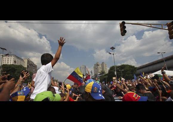 AP - Una multitud de venezolanos marcharon desde diversos puntos de la capital para encontrarse con el candidato.