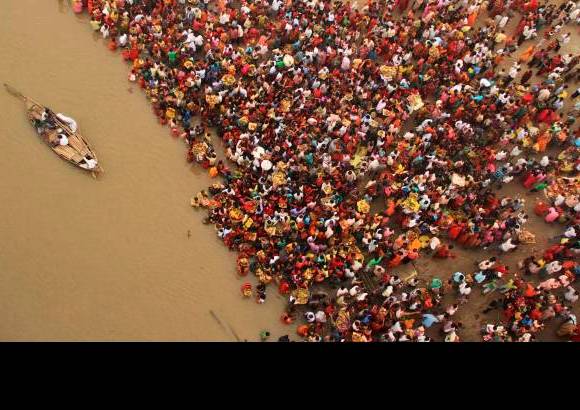 Reuters - Cientos de devotos hindúes se reunieron para adorar al dios del Sol en las orillas del río Ganges. Le piden el mejoramiento de su familia y la sociedad.