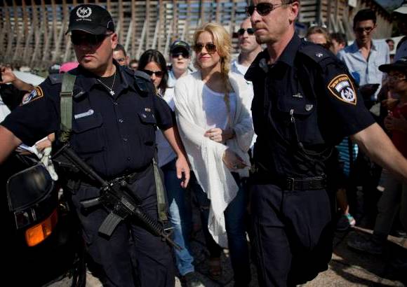 AP - En el m&#225;ximo santuario del juda&#237;smo tuvieron que ser rodeados por un importante dispositivo de seguridad ante la atenta mirada de curiosos, vecinos y turistas en la ciudad santa.