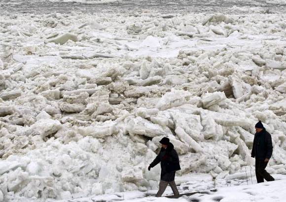 Reuters - Grandes bloques de hielo que se mueven en el río Danubio han dañado cientos de pequeñas embarcaciones y varios restaurantes flotantes, informaron este lunes las autoridades serbias.
