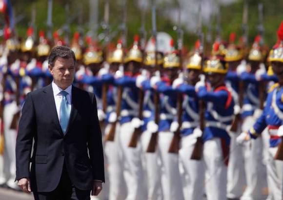 Reuters - El presidente Santos pasó revista a un batallón de 330 soldados de los Dragones de la Independencia.