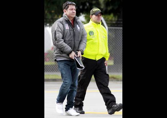 Colprensa - En un avi&#243;n de la DEA fue traslado a Estados Unidos, este jueves por la ma&#241;ana, Camilo Torres Mart&#237;nez, alias &quot;Fritanga&quot;, junto a otras seis personas para que respondan ante una Corte Federal de La Florida por el delito de narcotr&#225;fico.