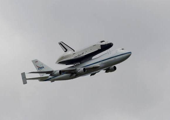 Foto Reuters - Poco antes, al pasar el transbordador por Manhattan, mucha gente se concentr&#243; en las terrazas para ver al Enterprise acoplado al B747, as&#237; como en numerosas embarcaciones y ferrys en el R&#237;o Hudson.