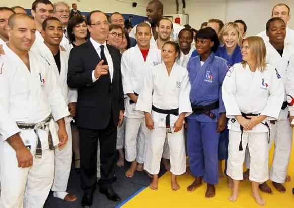 Reuters - El presidente de Francia, François Hollande, comparte con un grupo de deportistas de su país en París.