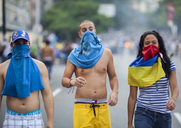 Federico Ríos Escobar - Los estudiantes, apostados en una de las principales autopistas del este de Caracas, lanzaron piedras y pedazos de concreto hacia cientos de guardias nacionales, con equipos antimotines, que trataban de restablecer el paso en la vía donde permanecían estacionados varios vehículos que no pudieron avanzar debido a la protesta.
