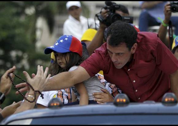 AP - Capriles lució en Caracas una camisa de color vinotinto, como la de la selección de fútbol.