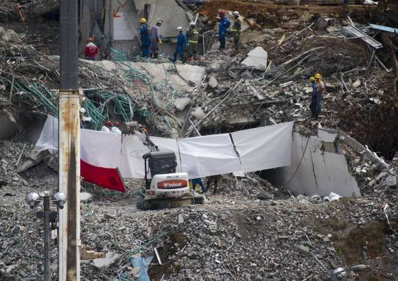 Esteban Vanegas - El comandante de Bomberos Medell&#237;n, Roberto Urquijo, explic&#243; que el rescate de los cuerpos fue complicado por las condiciones de inestabilidad en que est&#225; la zona, pero que contin&#250;an las labores en frentes puntuales.