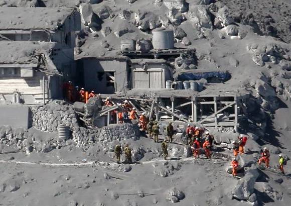 AFP - Rescatistas y soldados buscan desaparecidos y sobrevivientes luego de que las cenizas del volc&#225;n Ontake, en Jap&#243;n, cubrieran la monta&#241;a.