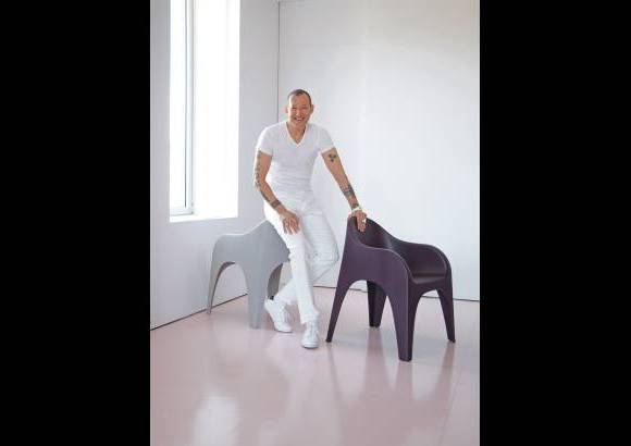Juga, la nueva silla de Karim Rashid y Muma - Un trabajo colaborativo entre la marca y el reconocido diseñador dio como resultado esta divertida silla para exteriores e interiores, fabricada en polipropileno y ciento por ciento reciclable. Apilable y cómoda, su diseño es orgánico y fluido, muy sensual.