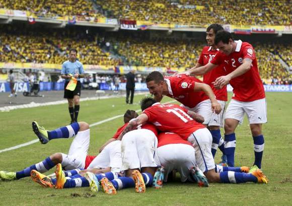 AP - Chile tuvo un muy buen primer tiempo con goles de Arturo Vidal en el minuto 18, y dos goles de Alexis S&#225;nchez en los minutos 21 y 29.