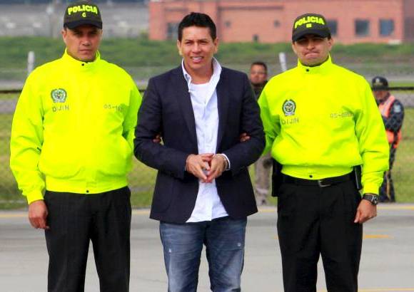 Colprensa - En un avi&#243;n de la DEA fue traslado a Estados Unidos, este jueves por la ma&#241;ana, Camilo Torres Mart&#237;nez, alias &quot;Fritanga&quot;, junto a otras seis personas para que respondan ante una Corte Federal de La Florida por el delito de narcotr&#225;fico.