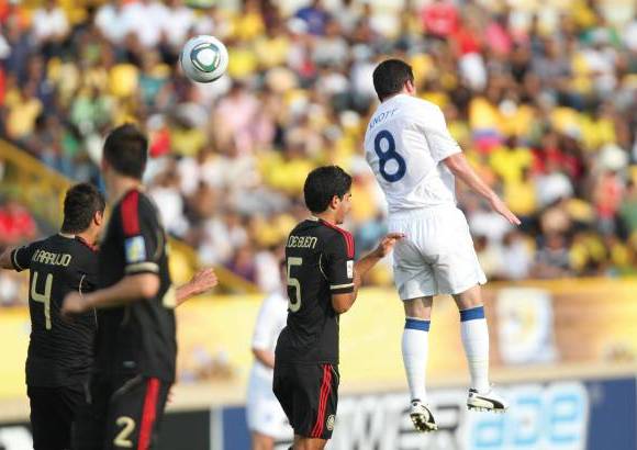 Colprensa - México dejó este jueves en el vestuario el vestido de gala y sin mayores adornos se clasificó para los octavos de final del Mundial sub-20 con un empate sin goles frente a Inglaterra, que pasó sin gloria y mucha pena por el Grupo F y ahora espera un milagro para seguir con vida.