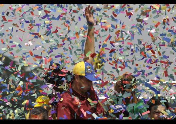 AP - Capriles llegó al estrado tras recorrer un enjambre humano de varios kilómetros.