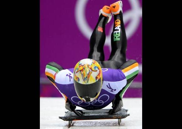 - Sean Greenwood, de Irlanda, tiene la cabeza de un carnero multicolor en su casco.