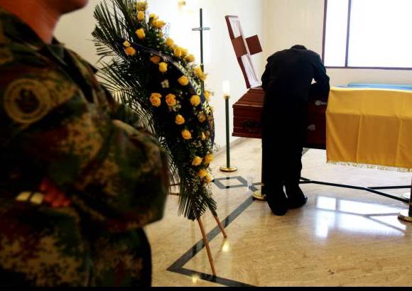 Colprensa-Ra&#250;l Palacios - El soldado retirado recibe honores militares por la guardia del Ej&#233;rcito.