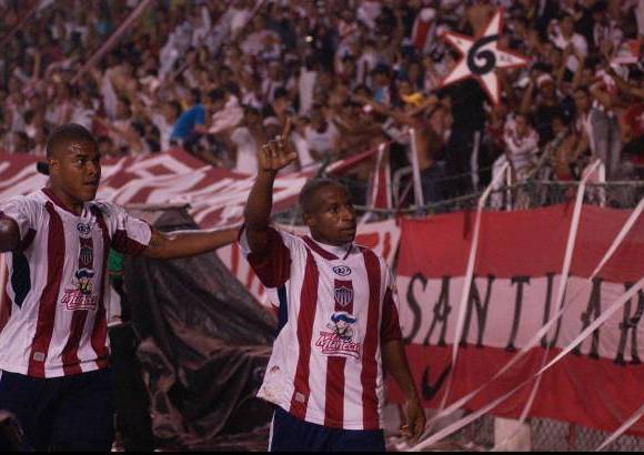Cortes&#237;a - V&#237;ctor Cort&#233;s anot&#243; el segundo tanto de los tiburones.