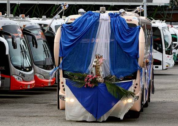 Juan Antonio S&#225;nchez - Los conductores decoran sus veh&#237;culos como tributo a la Virgen del Carmen.