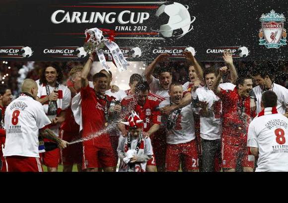 Reuters - Jugadores del Liverpool celebraron despu&#233;s de ganar la Copa de la Liga en Inglaterra, vencieron en la final al Cardiff City en el estadio de Wembley en Londres.