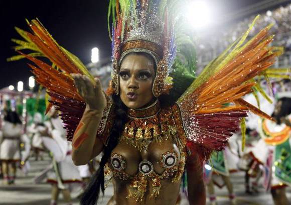 Reuters - El Carnaval de R&#237;o es una de las fiestas m&#225;s coloridas del mundo y su epicentro el samb&#243;dromo. En escena la escuela de samba Mocidade.