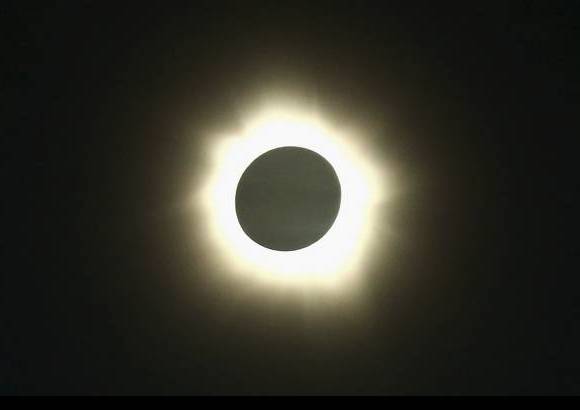 Foto Reuters - &quot;Poco antes, yo pensaba: &#39;&#191;Vamos a ver esto?&#39; Y tuvimos un espect&#225;culo fant&#225;stico, fue hermoso&quot;, declar&#243; Terry Cuttle, de la Asociaci&#243;n Astron&#243;mica de Queensland, quien ha visto una decena de eclipses solares al paso de los a&#241;os. &quot;Y justo despu&#233;s de que termin&#243;, las nubes volvieron a regresaron. Esto redobl&#243; el drama de esto&quot;.