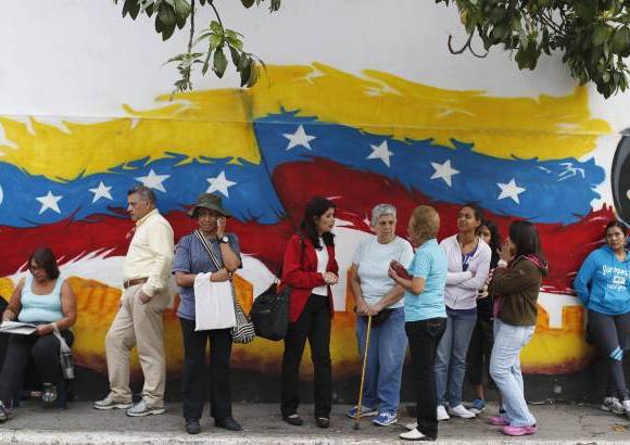 Reuters - La demora en el inicio de la apertura de los colegios se debi&#243; al retraso de los miembros de mesas en acudir a sus puestos.