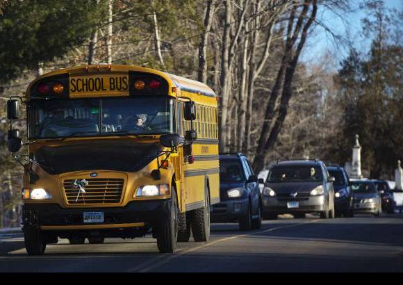 Reuters - Cientos de menores que escaparon el mes pasado a un terrible ataque en una escuela primaria en Newtown, Connecticut, han vuelto a sus aulas por primera vez desde que un hombre armado mató a 20 de sus compañeros y a seis miembros del plantel.