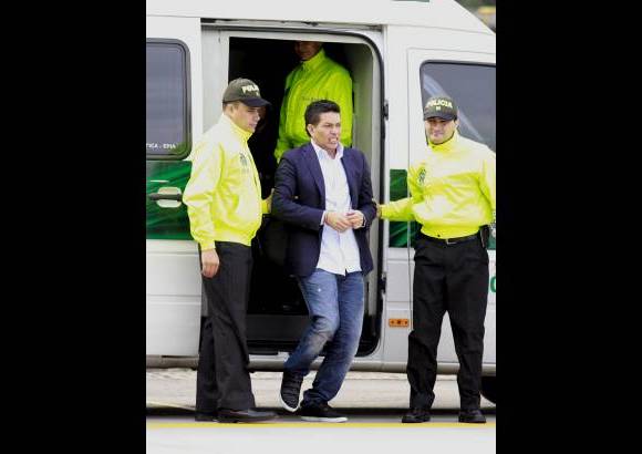 Colprensa - En un avi&#243;n de la DEA fue traslado a Estados Unidos, este jueves por la ma&#241;ana, Camilo Torres Mart&#237;nez, alias &quot;Fritanga&quot;, junto a otras seis personas para que respondan ante una Corte Federal de La Florida por el delito de narcotr&#225;fico.