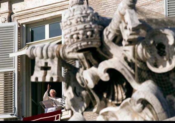 AP - El papa Benedicto XVI implor&#243; la ayuda de la Virgen Mar&#237;a para superar los &quot;dif&#237;ciles momentos&quot; que vive Europa y otras partes del mundo debido a la crisis que padecen y para que les haga ver &quot;que hay luz m&#225;s all&#225; de la capa de niebla que parece envolver la realidad&quot;.