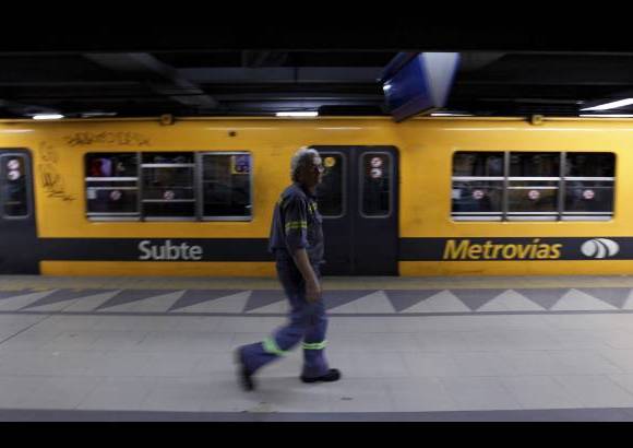 Reuters - Fernández traspasó a fines de año el control del servicio del metro, operado por la empresa concesionaria Metrovías, de capitales argentinos, del Estado a la ciudad, pero Macri se niega a hacerse cargo a menos que el Gobierno central mantenga los millonarios subsidios que daba a ese medio de transporte.