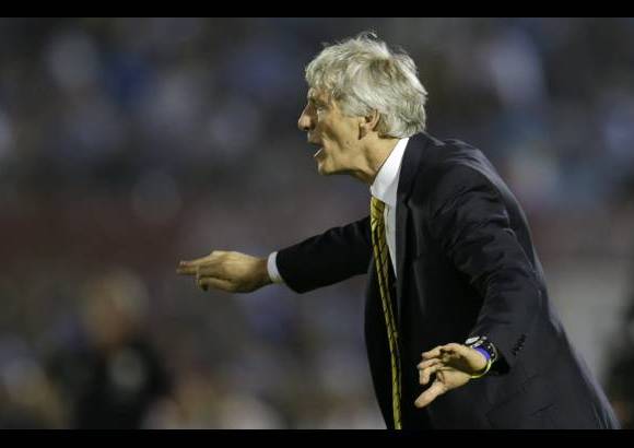 AP - Colombia se plant&#243; con un equipo m&#225;s estable aunque con la ausencia del defensa Pablo Armero y el volante Macnelly Torres. En la imagen el t&#233;cnico de Colombia, el argentino Jos&#233; Pekerman.