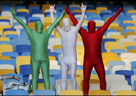 Reuters - Los italianos a su modo pintaron las tribunas del Ol&#237;mpico de Kiev, Ucrania, con los colores de su bandera.